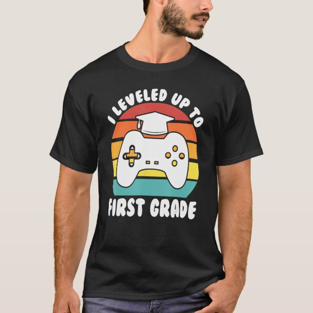 Camiseta I leveled up to first grade kindergarten graduatio (Anverso)