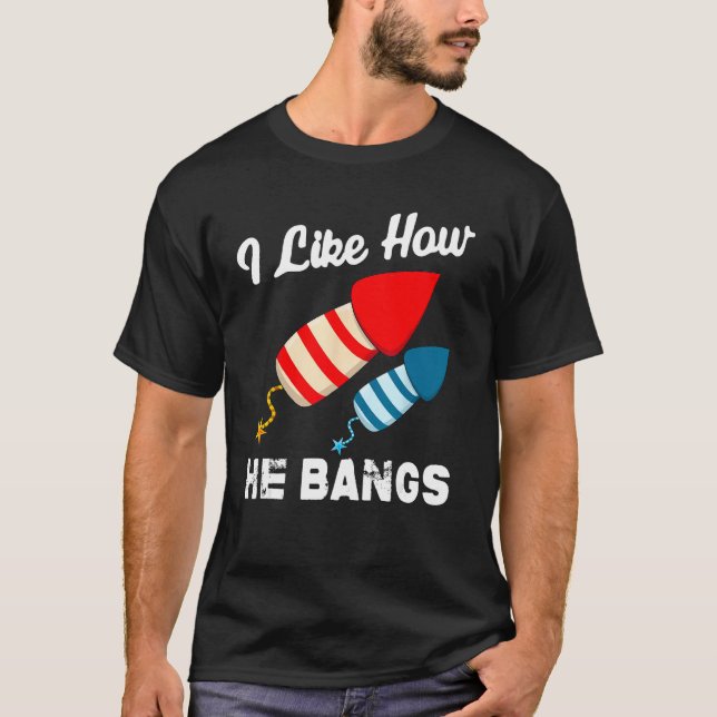 Camiseta I Like How He Bangs Fireworks 4th Of July  Couple  (Anverso)