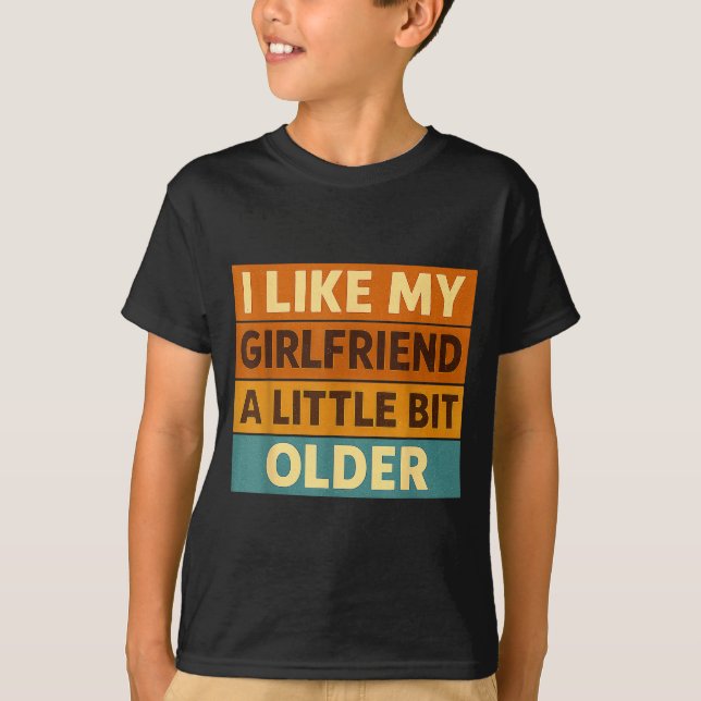 Camiseta I Like My Girlfriend A Little Bit Older Funny Sayi (Anverso)