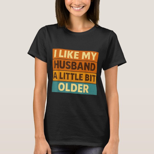 Camiseta I Like My Husband A Little Bit Older Funny Saying  (Anverso)