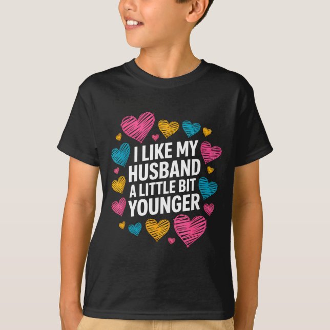 Camiseta I Like My Husband A Little Bit Younger Funny Sayin (Anverso)