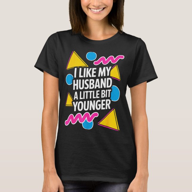 Camiseta I Like My Husband A Little Bit Younger Funny Sayin (Anverso)
