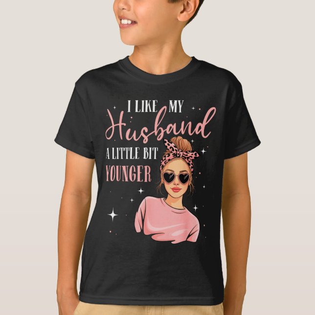 Camiseta I Like My Husband A Little Bit Younger Funny Sayin (Anverso)