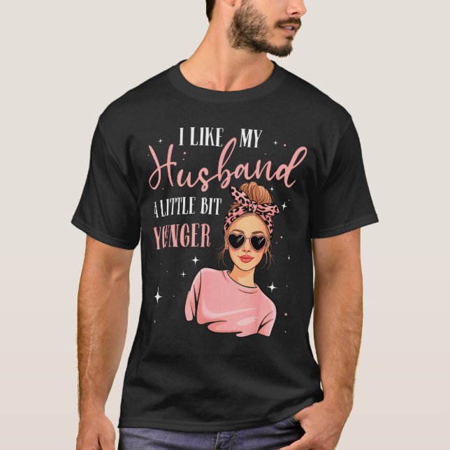 Camiseta I Like My Husband A Little Bit Younger Funny Sayin (Anverso)