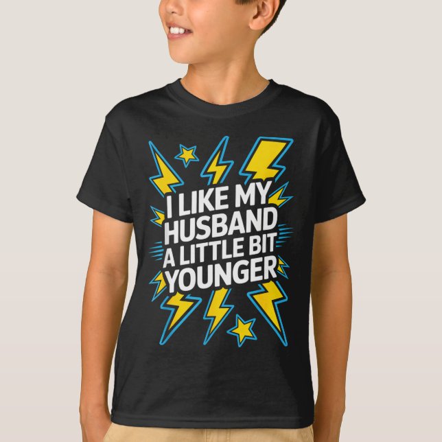 Camiseta I Like My Husband A Little Bit Younger Funny Sayin (Anverso)