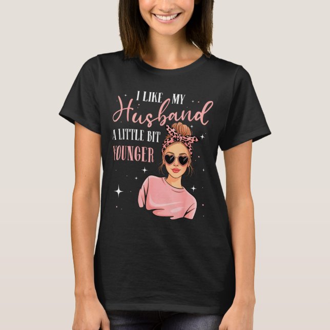 Camiseta I Like My Husband A Little Bit Younger Funny Sayin (Anverso)