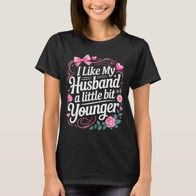 Camiseta I Like My Husband A Little Bit Younger Funny Sayin (Anverso)