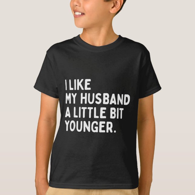 Camiseta I Like My Husband A Little Bit Younger Funny Wife  (Anverso)