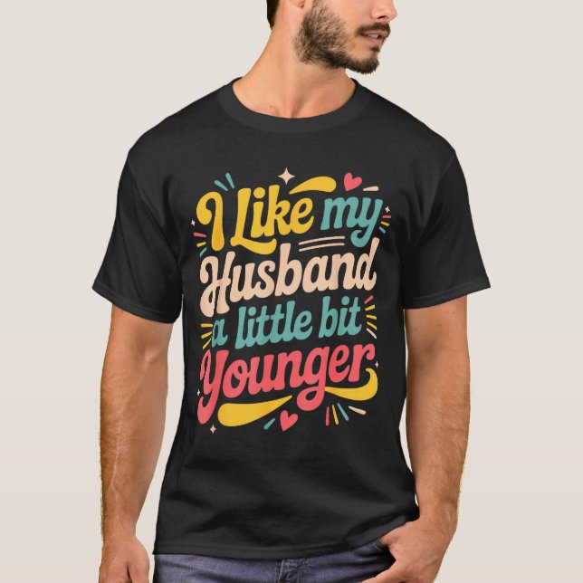 Camiseta I Like My Husband A Little Bit Younger Funny Women (Anverso)
