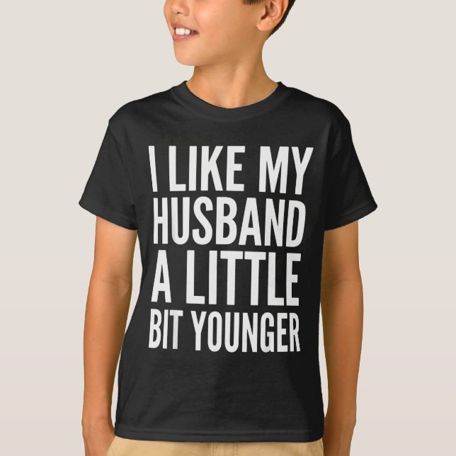 Camiseta I Like My Husband Little Bit Younger Funny Present (Anverso)