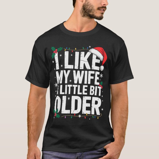 Camiseta I Like My Wife A Little Bit Older Funny Husband Ch (Anverso)