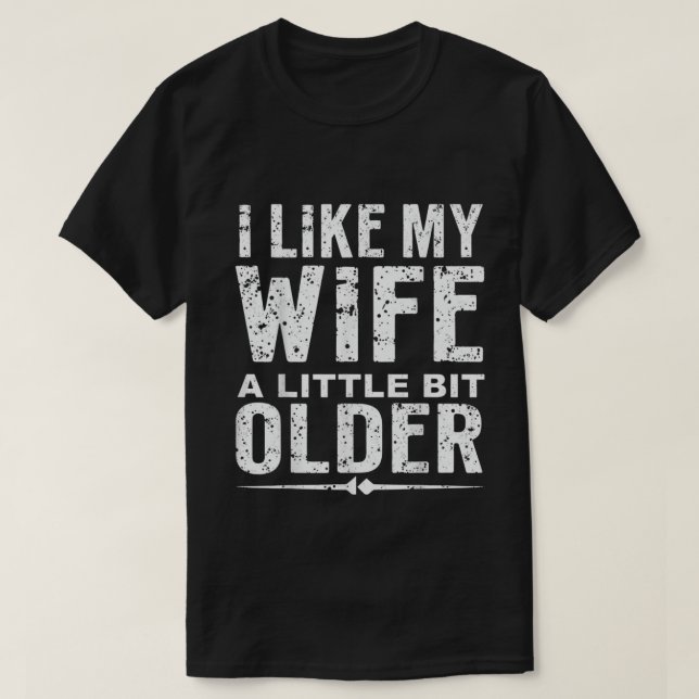 Camiseta I Like My Wife A Little Bit Older Funny Saying  (Diseño del anverso)