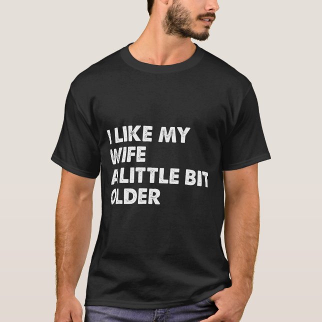 Camiseta I Like My Wife A Little Bit Older Funny Saying Men (Anverso)