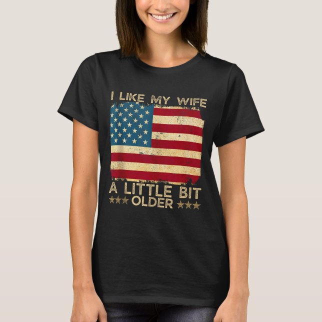 Camiseta I Like My Wife A Little Bit Older Funny Saying Wom (Anverso)