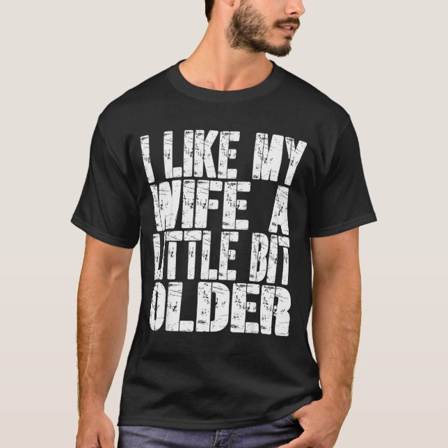 Camiseta I Like My Wife A Little Bit Older Funny Saying Wom (Anverso)