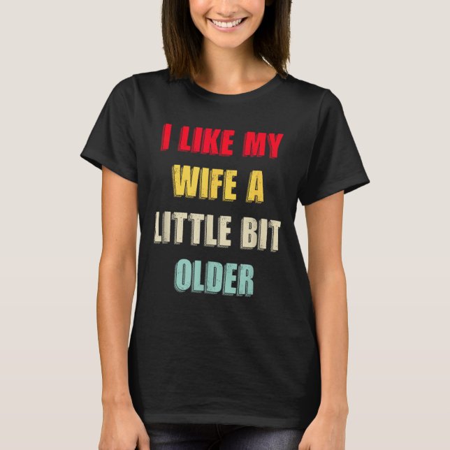 Camiseta I Like My Wife A Little Bit Older Funny Saying Wom (Anverso)