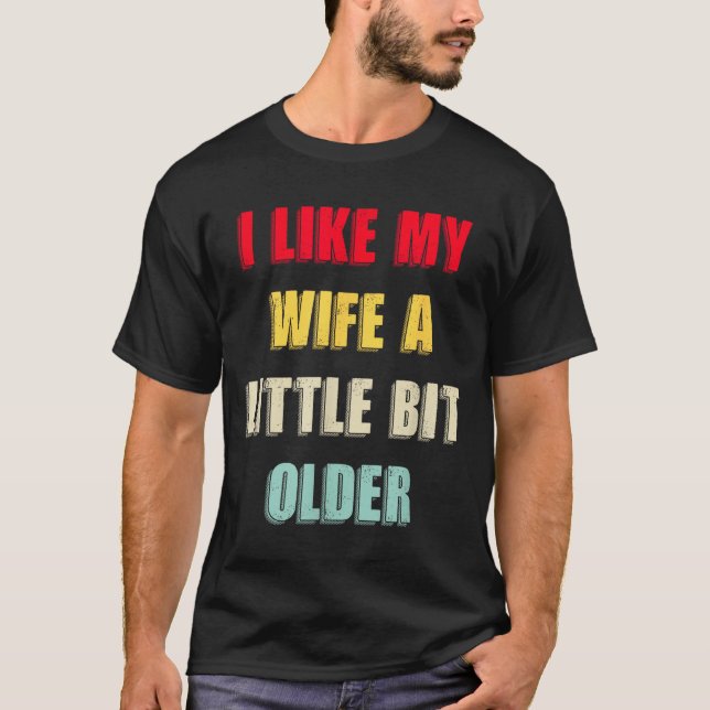 Camiseta I Like My Wife A Little Bit Older Funny Saying Wom (Anverso)