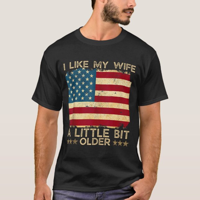 Camiseta I Like My Wife A Little Bit Older Funny Saying Wom (Anverso)