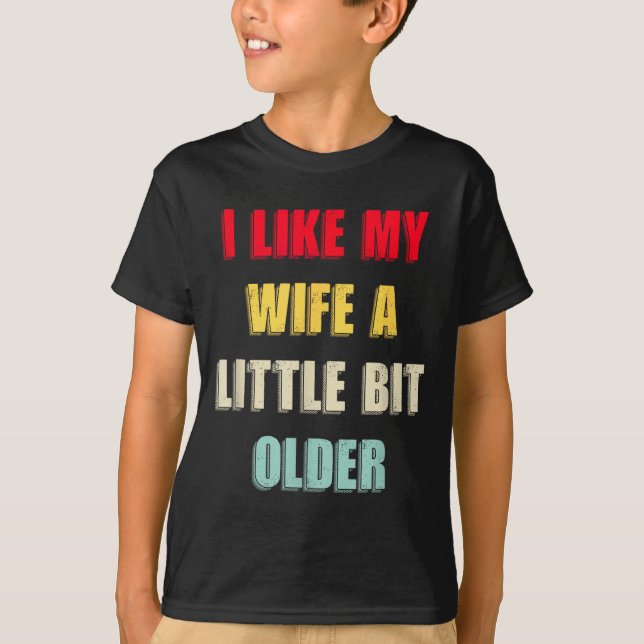 Camiseta I Like My Wife A Little Bit Older Funny Saying Wom (Anverso)