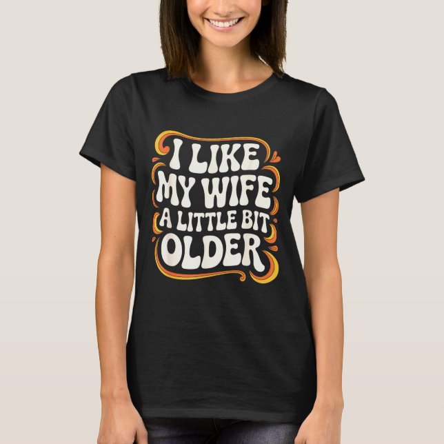 Camiseta I Like My Wife A Little Bit Older Groovy Marriage  (Anverso)
