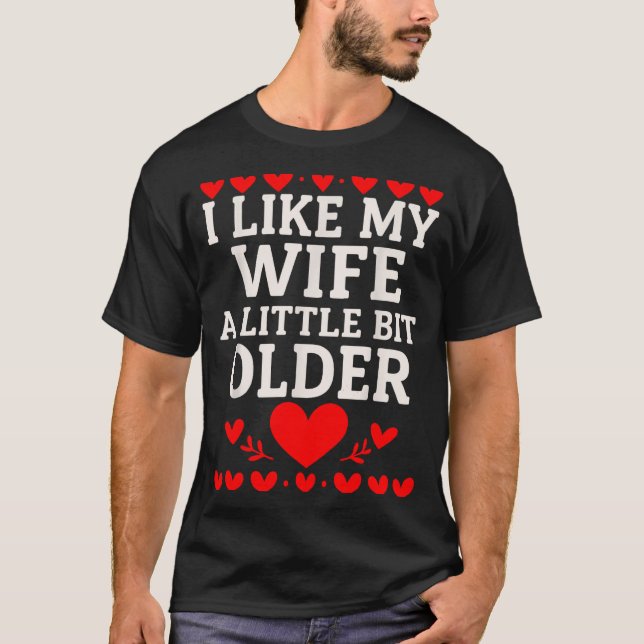 Camiseta I Like My Wife A Little Bit Older Valentine’s Day  (Anverso)