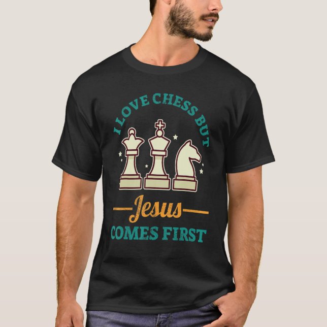 Camiseta I Love Chess But Jesus Comes First (Anverso)