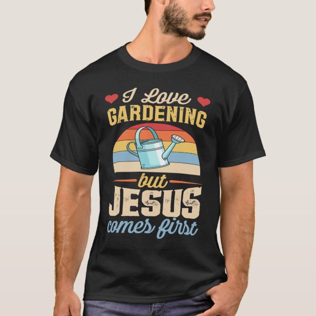 Camiseta I Love Gardening But Jesus Comes First  Christian (Anverso)