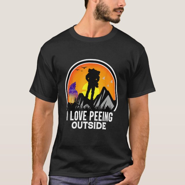 Camiseta I Love Peeing Outside Hiking Sunset Retro Outdoor  (Anverso)