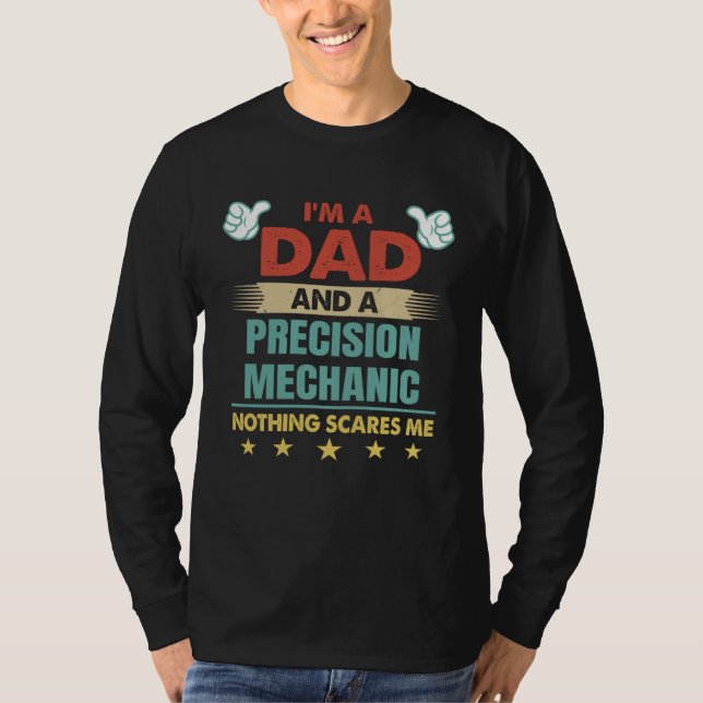 Camiseta I m A Dad And A Precision Mechanic Nothing Scares  (Anverso)