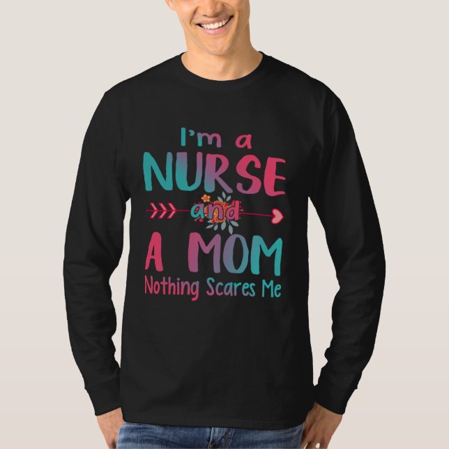 Camiseta I m A Mom and A Nurse Nothing Scares Me  Nurse (Anverso)