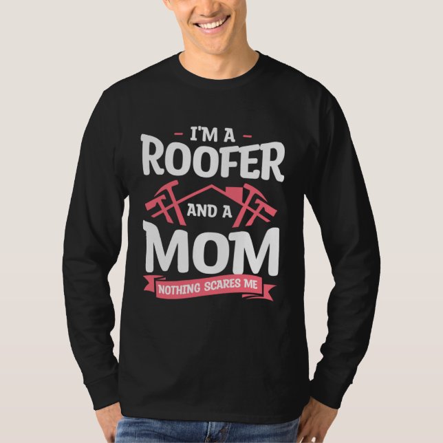 Camiseta I m A Roofer And A Mom Nothing Scares Me Roofing R (Anverso)