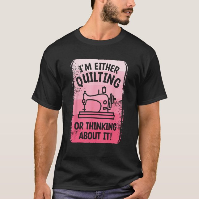 Camiseta I m Either Quilting Or Thinking About It Sewing Se (Anverso)