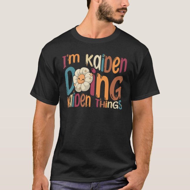 Camiseta I m Kaiden Doing Kaiden Things  Groovy Retro Kaide (Anverso)