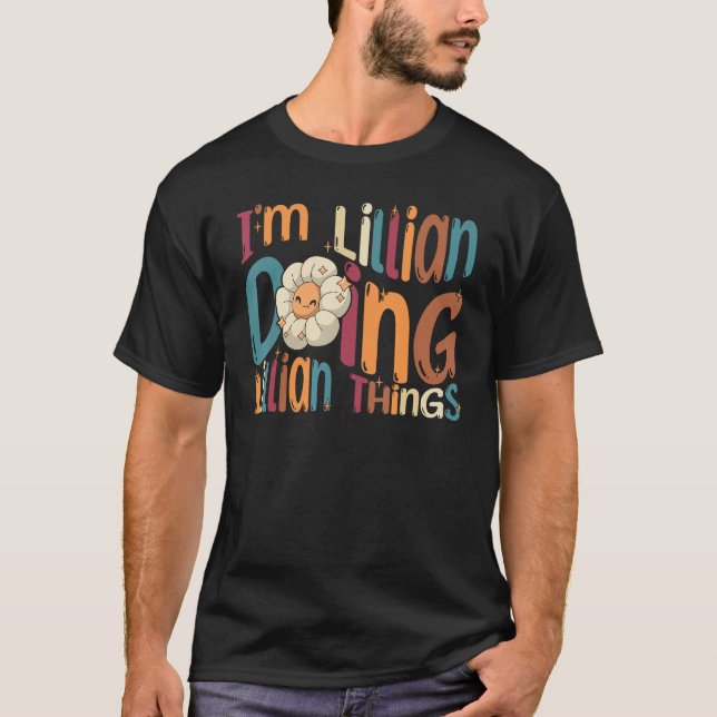 Camiseta I m Lillian Doing Lillian Things  Groovy Retro Lil (Anverso)