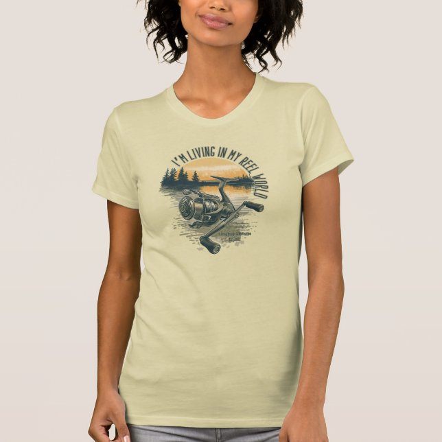 Camiseta I’m Living in My Reel World | Fishing lake  (Anverso)