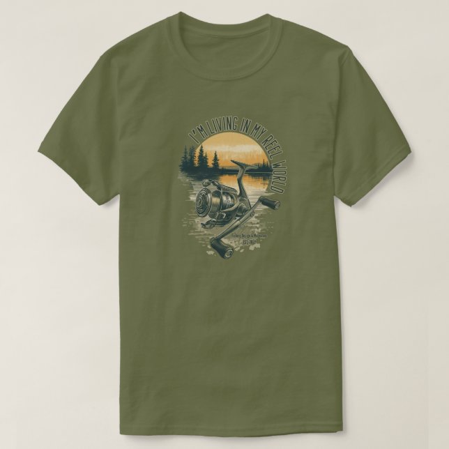 Camiseta I’m Living in My Reel World | Fishing lake  (Diseño del anverso)