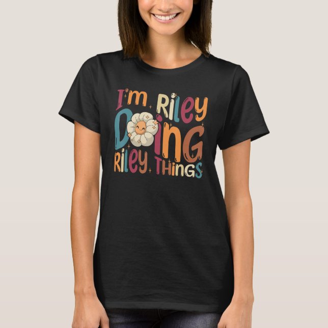 Camiseta I m Riley Doing Riley Things  Groovy Retro Riley (Anverso)