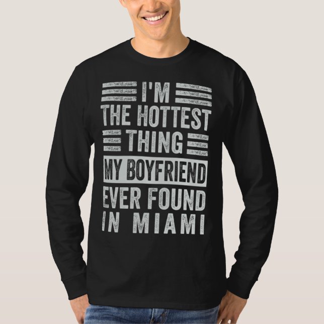 Camiseta I m The Hottest Thing My Boyfriend Ever Found In M (Anverso)