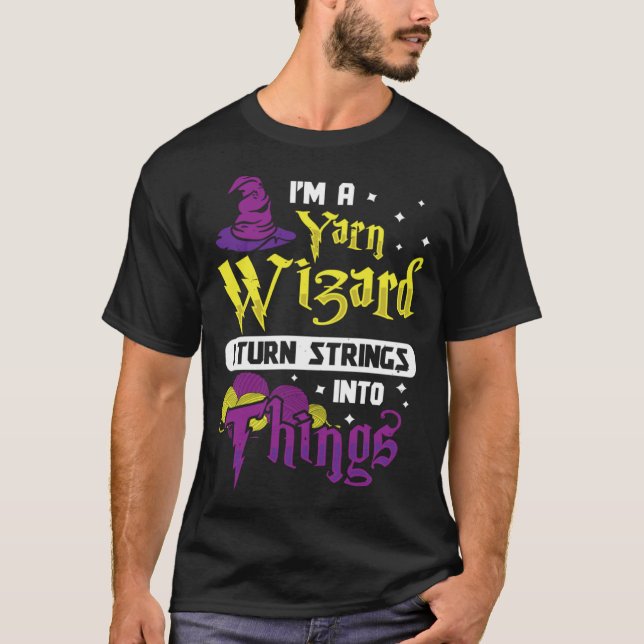 Camiseta I m Yarn Wizard I Turn Strings Into Things  Croche (Anverso)