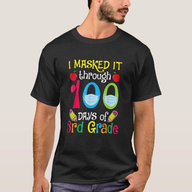 Camiseta I Masked It Through 100 Days 3rd Grade Happy 100th (Anverso)