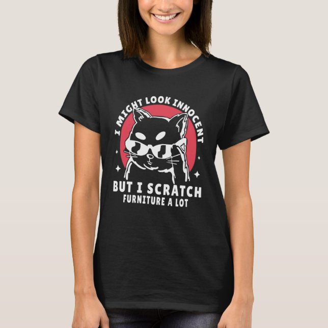 Camiseta i might look innocent but i scratch furniture a lo (Anverso)