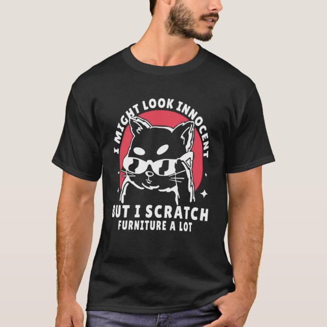 Camiseta i might look innocent but i scratch furniture a lo (Anverso)