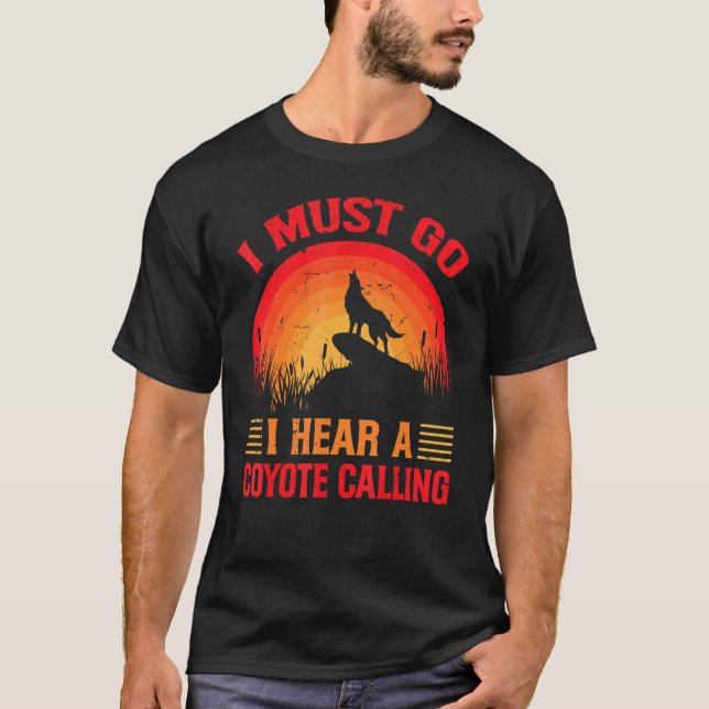 Camiseta I Must Go I Hear A Coyote Calling   Hunting Jokes  (Anverso)