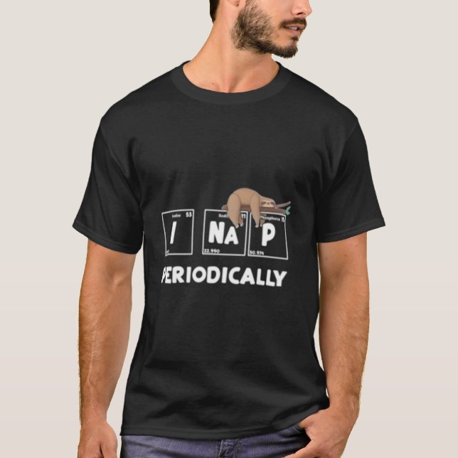 Camiseta I Nap Periodically Science Sloth Periodic Table (Anverso)