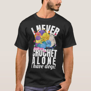 Camiseta I Never Crochet Alone Crochet Lovers Crafts Dog Lo