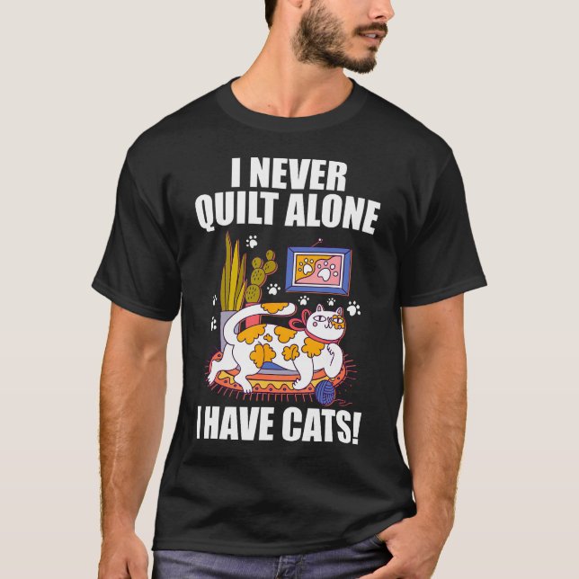 Camiseta I Never Quilt Alone Funny Cat Lover Quilting For S (Anverso)
