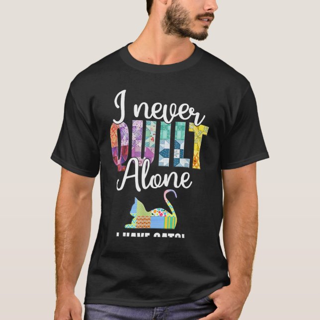 Camiseta I Never Quilt Alone I Have Cats Quilter  Saying Fu (Anverso)