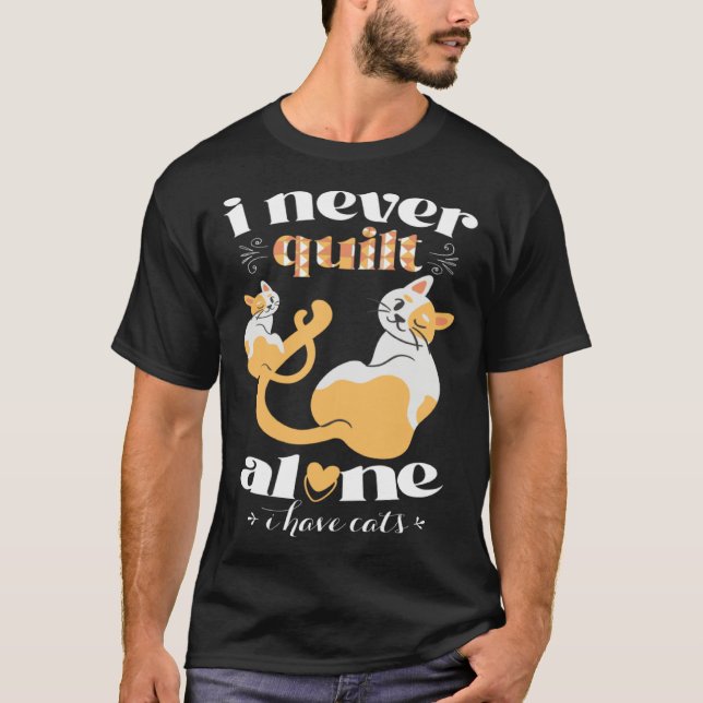 Camiseta I Never Quilt Alone I Have Cats  Quilter Womans Me (Anverso)