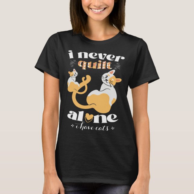 Camiseta I Never Quilt Alone I Have Cats  Quilter Womans Me (Anverso)