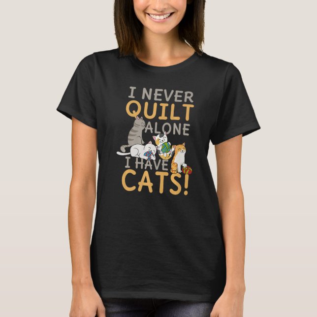 Camiseta I Never Quilt Alone My Cat Helps Sewing Seamstress (Anverso)